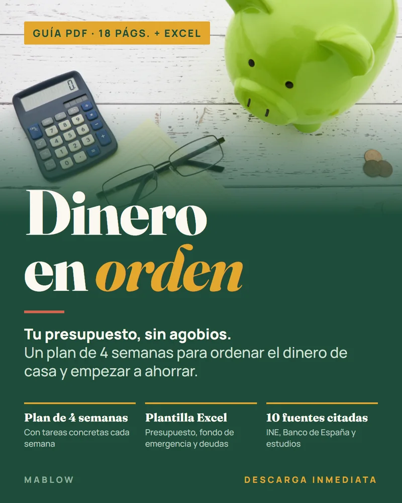 Portada de Dinero en orden: hucha verde, calculadora y gafas sobre una mesa de madera